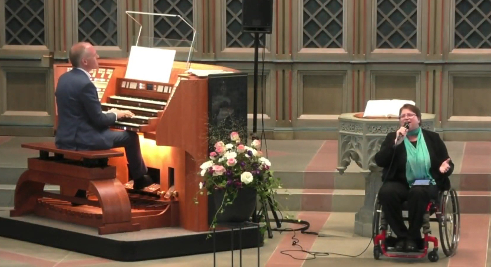 Bernhard Ruchti plays the organ on the left, and Diane Kolin sings on the right.